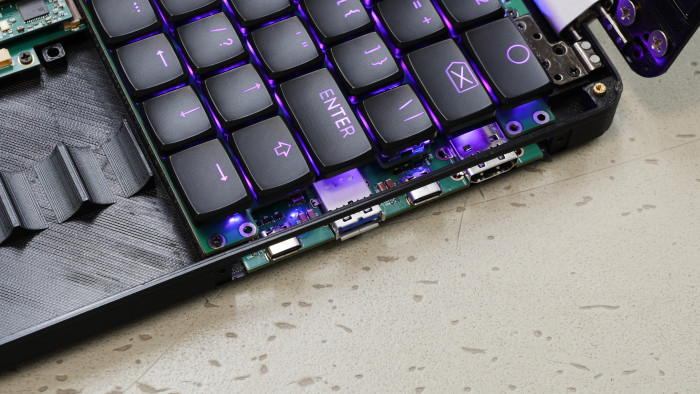 Das Anschlussmodul auf der rechten Seite des MNT Reform Next